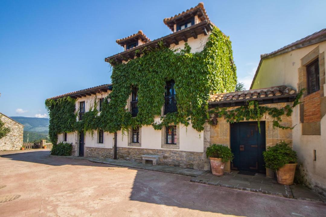 Photo of Buildings in Helgueras