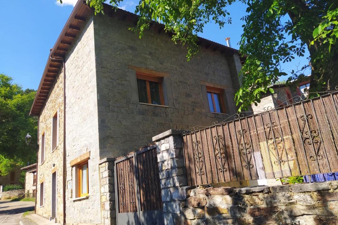 Photo of Buildings in Cremenes