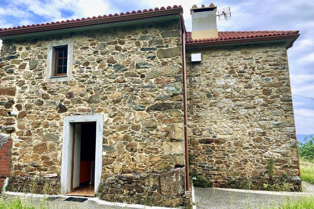 Photo of Buildings in Feas