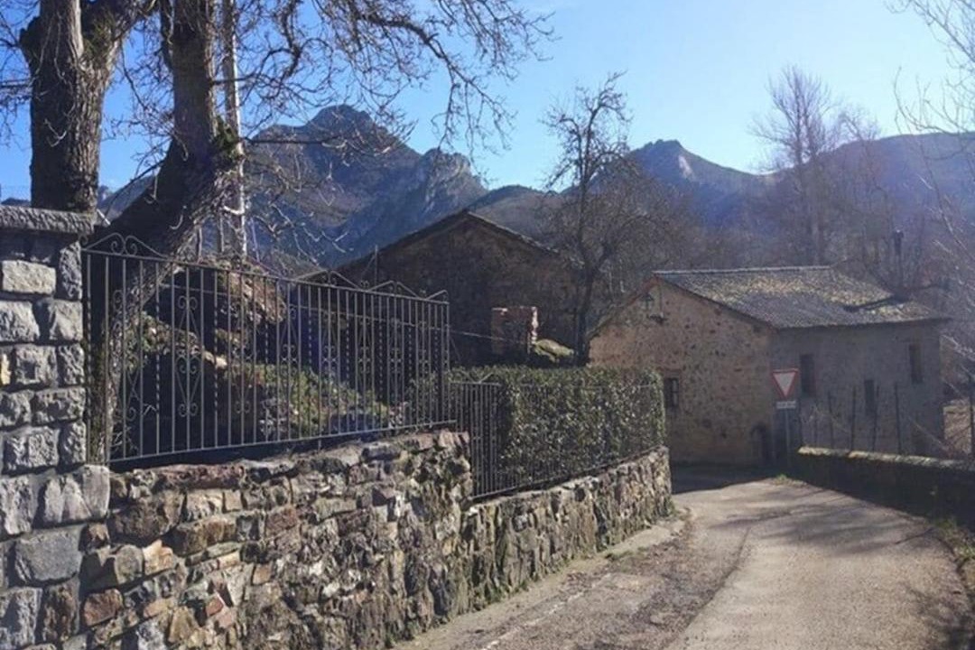 Photo of Buildings in Cremenes