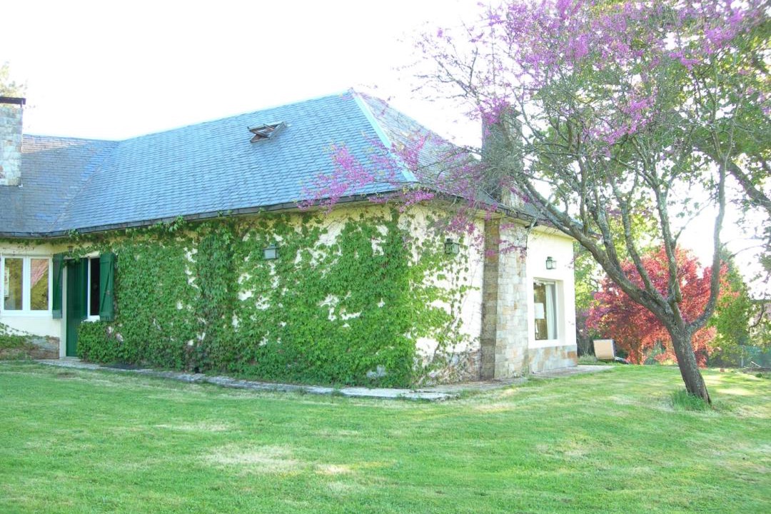 Photo of Buildings in Crendes