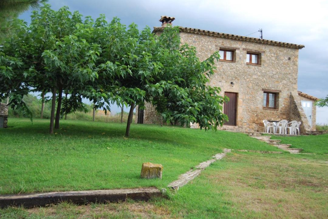 Photo of Buildings in Maia de Montcal