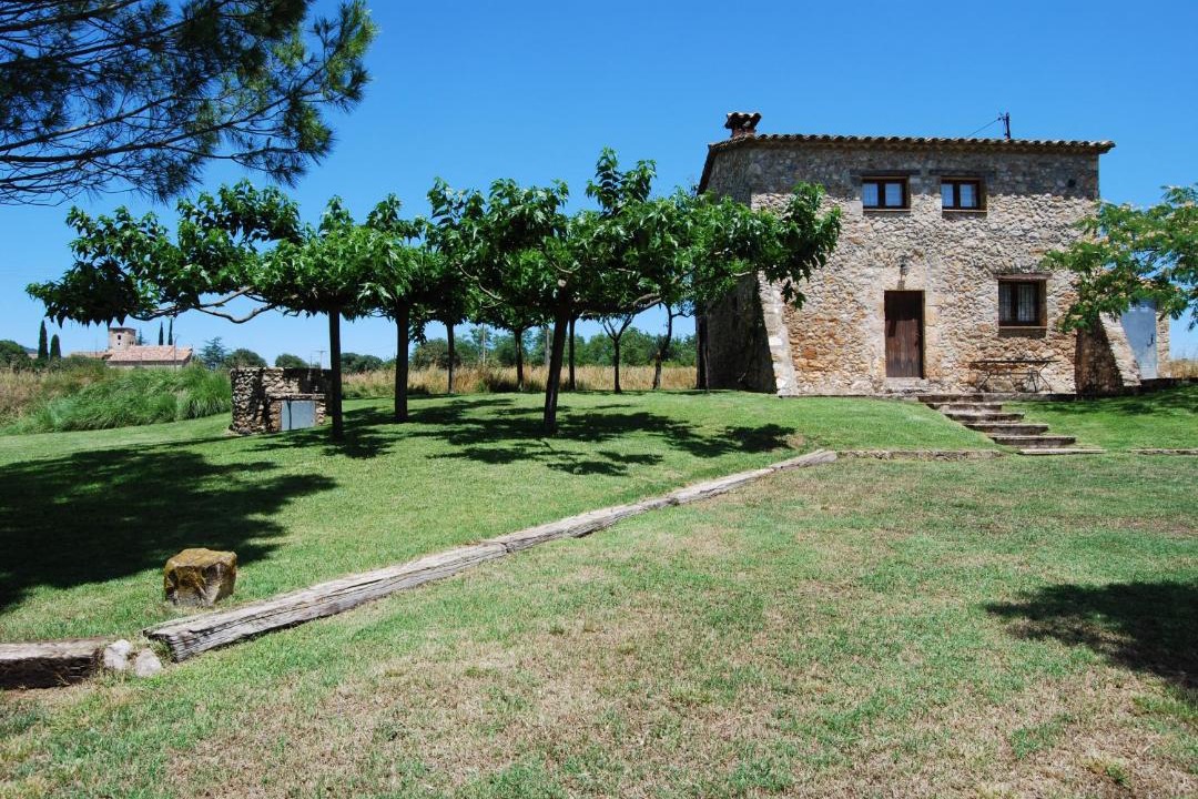 Photo of Buildings in Maia de Montcal