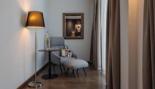 Premium Room, 1 King Bed (Runway View)