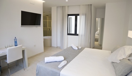 Deluxe Double Room, 1 King Bed, Hot Tub, Courtyard View