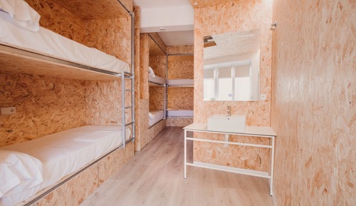 Room (Sextuple)
