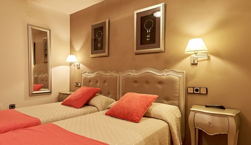 Twin Room (Interior)