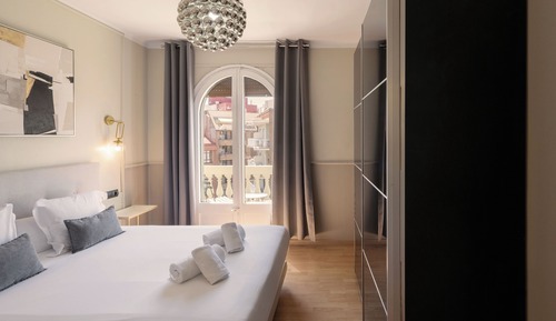 Exclusive apartment, 3 bedrooms, with balconies and views of Sagrada Familia/shared terrace