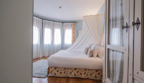 Suite with Hot Tub