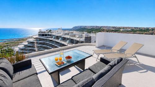 Apartment with Pool View 