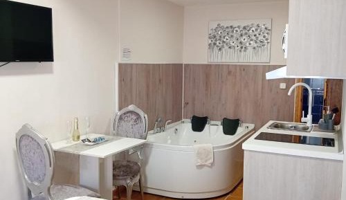 Suite with Hot Tub