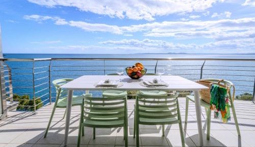 Three-Bedroom Apartment with sea view