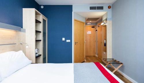 Standard Queen Room - Accessible with Free Breakfast