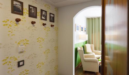Double Room with Queen Bed and View to a calm street