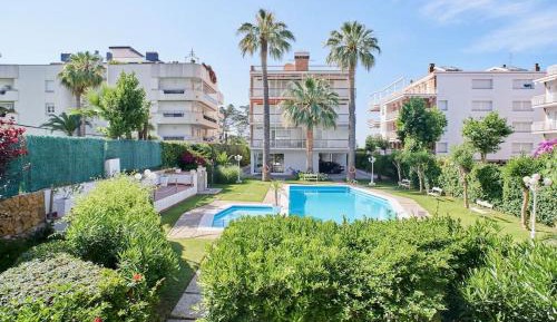 Apartment with Pool View 