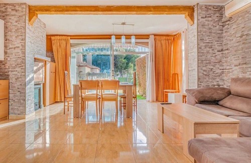Les Planes del Rei House | Holiday Home 'Villa Casalot' with Shared Pool, Wi-Fi and Air Conditioning