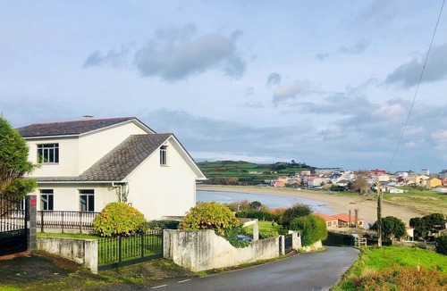Porto de Espasante House | Sunny home with enormous terrace and garden just 1 min walk to the beach!