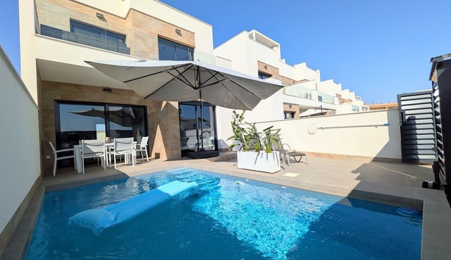 Villa 'R-40-4 New Build in the Center' with Private Pool, Wi-Fi & Air Conditioning